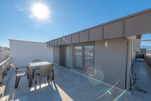 Lägenhet Deluxe - 2 sovrum - terrass | Skrivbord, arbetsyta för laptop, mörkläggningsgardiner och ljudisolering