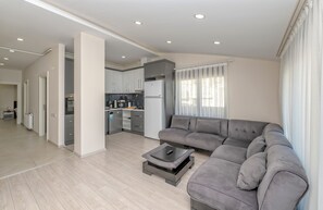 Lägenhet Deluxe - 2 sovrum - terrass | Skrivbord, arbetsyta för laptop, mörkläggningsgardiner och ljudisolering