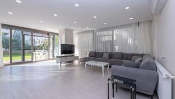 Deluxe-Apartment, 2 Schlafzimmer, 2 Bäder, Erdgeschoss | Wohnbereich | 43-Zoll-Fernseher mit Satellitenempfang