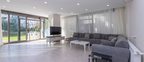 Deluxe Apartment, 2 Bedrooms, 2 Bathrooms, Ground Floor | Living area