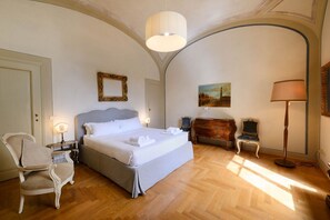 Iron/ironing board - Santa Maria Novella Deluxe Apartment (firenze)