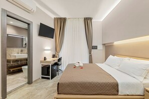 Tallelokero huoneessa, työpöytä, ilmainen Wi-Fi, vuodevaatteet