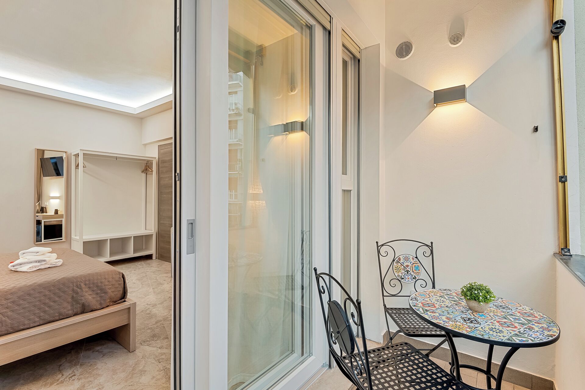 Coffres-forts dans les chambres, bureau, Wi-Fi gratuit, draps fournis