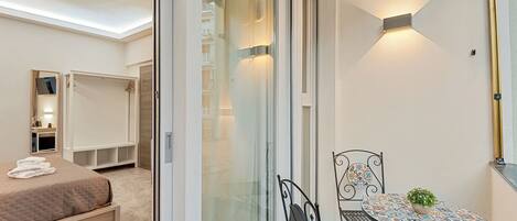 Tallelokero huoneessa, työpöytä, ilmainen Wi-Fi, vuodevaatteet