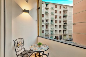 Outdoor dining - TOC TOC - ROOM 44-Balcony. At 650m from the Central Station,900m from the center (La Spezia)