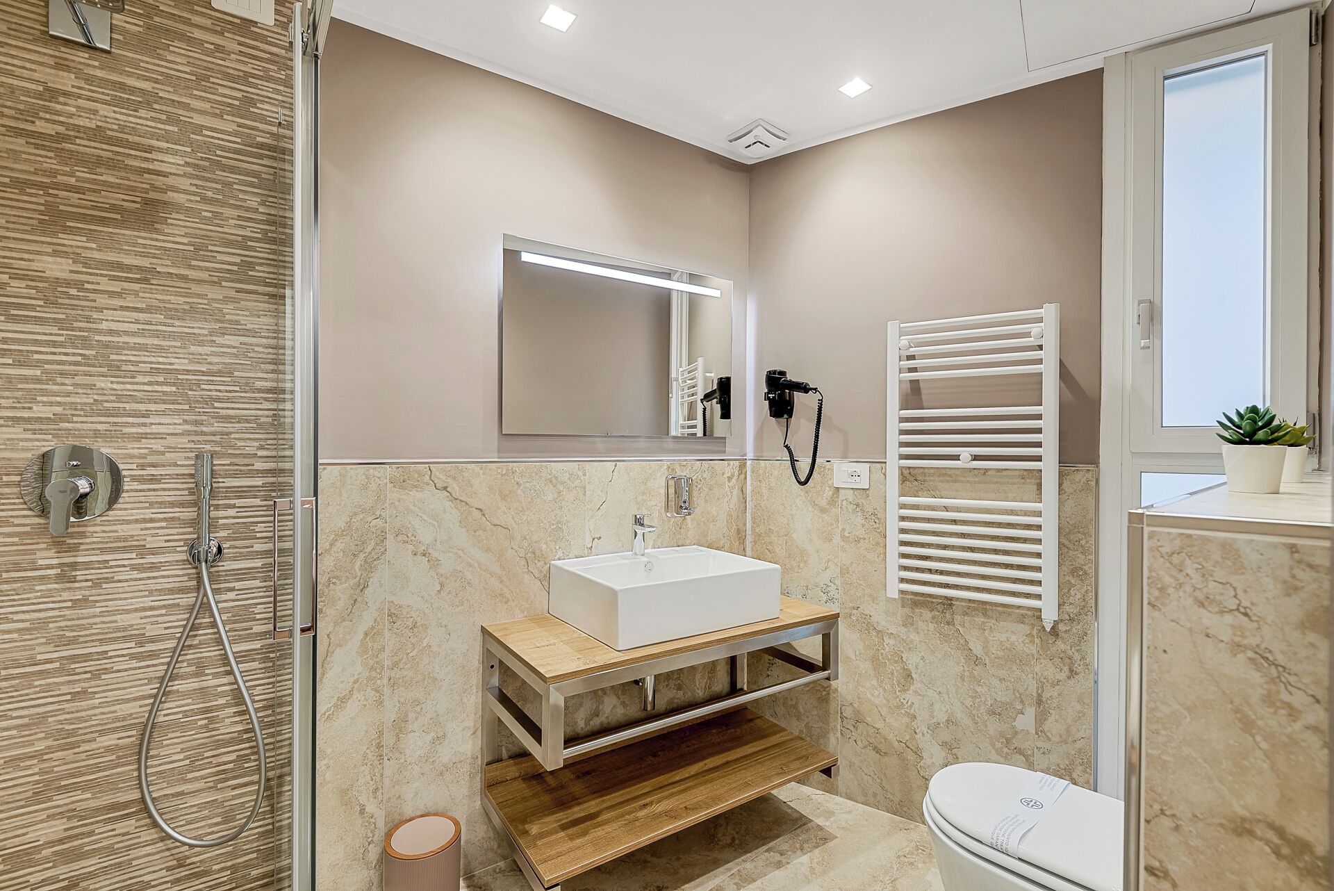 Dusche, Haartrockner, Bidet, Handtücher