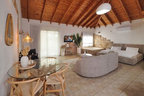 Desk, laptop workspace, free WiFi - Forest View Villa (Birya)