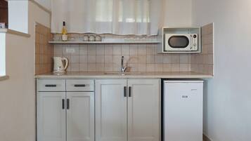 Desk, laptop workspace, free WiFi