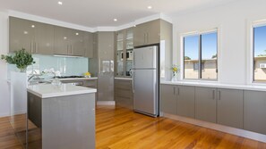 Fridge, microwave, oven, stovetop - Baravi Breeze Retreat (Safety Beach)