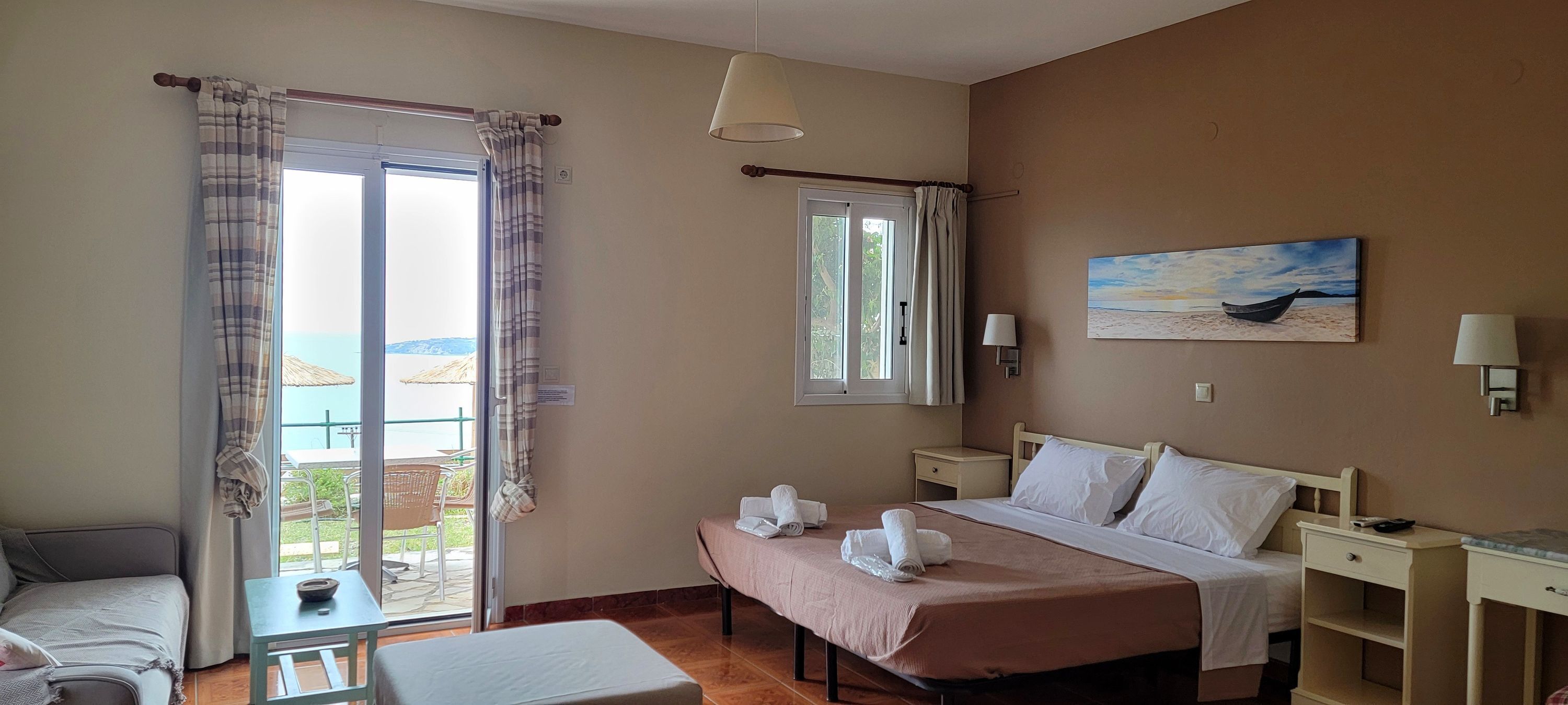 Studio, Smoking | 5 bedrooms, desk