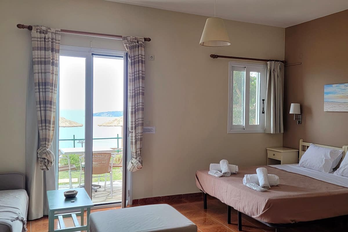 Studio, Smoking | 5 bedrooms, desk