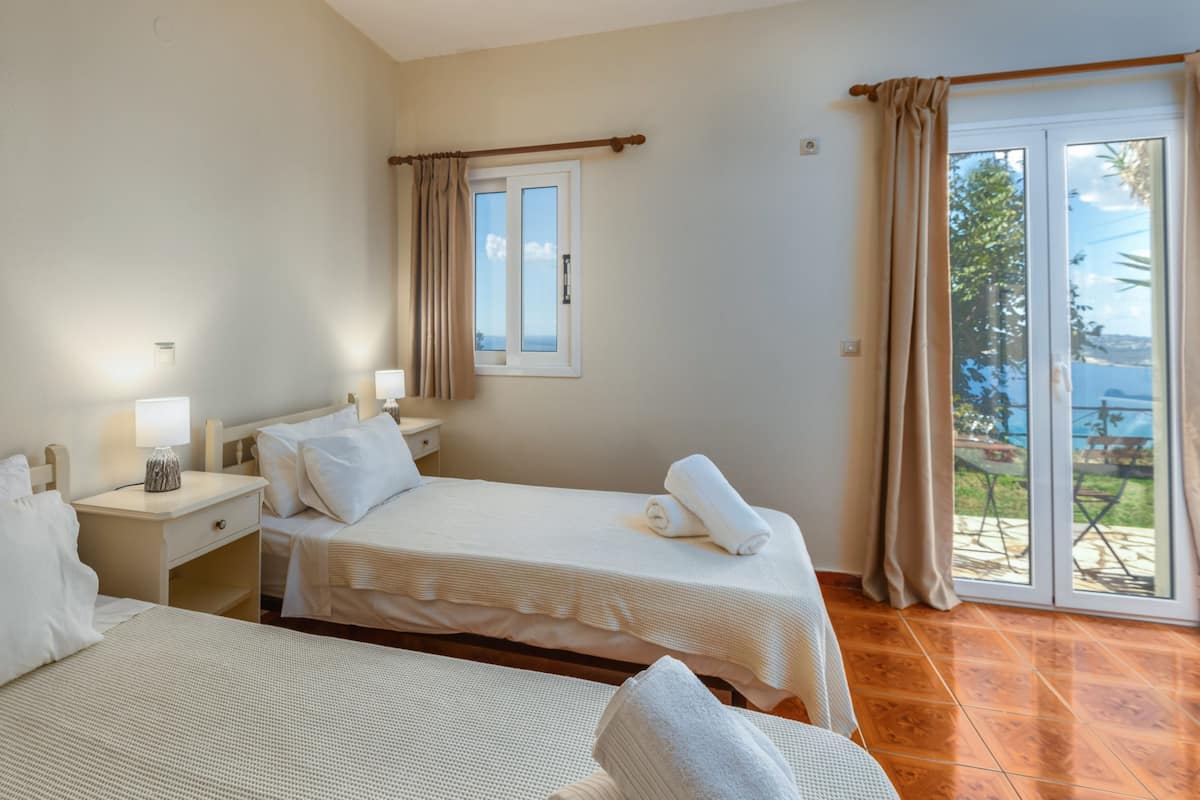 Studio | 5 bedrooms, desk