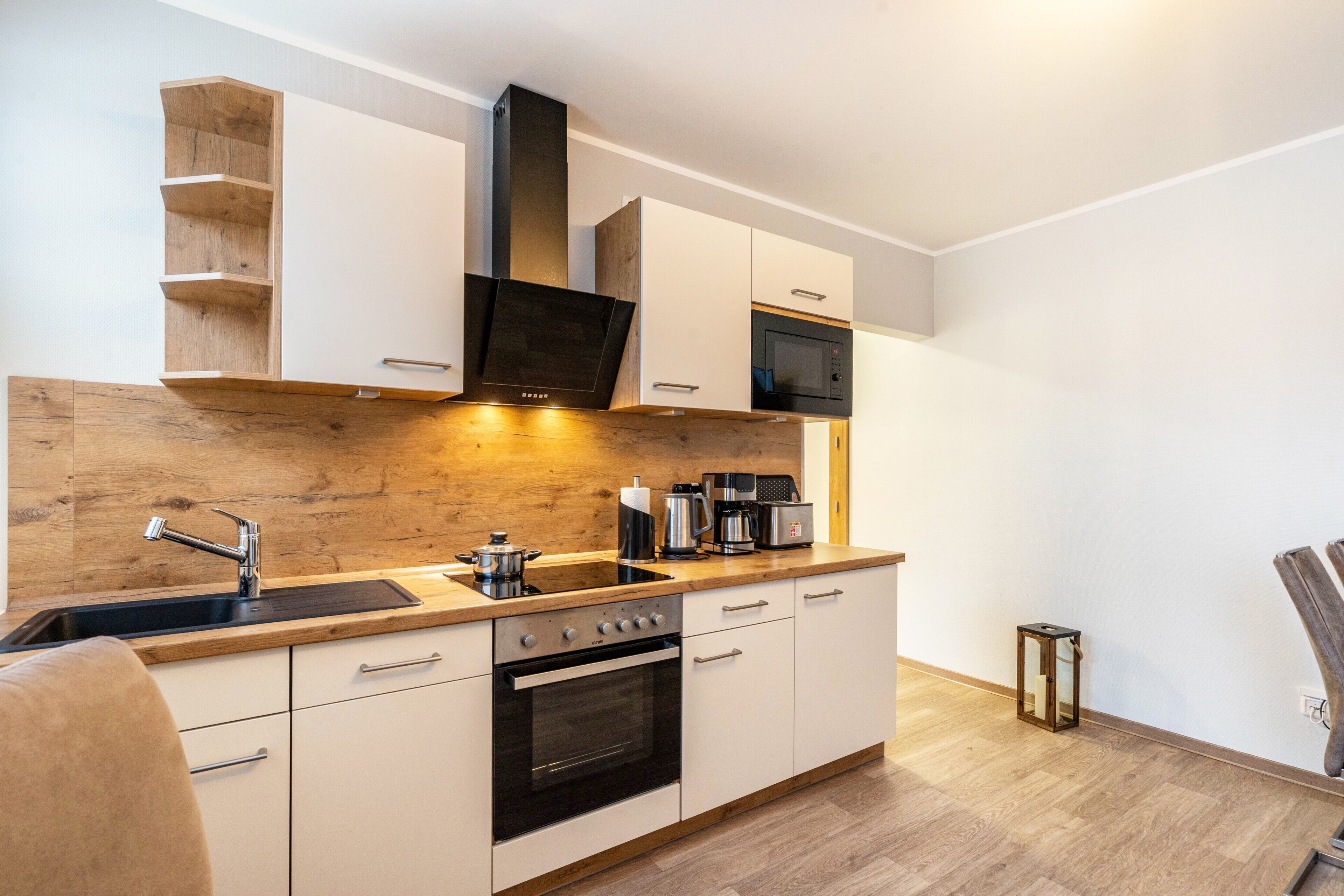 Réfrigérateur, four à micro-ondes, un four, surface de cuisson