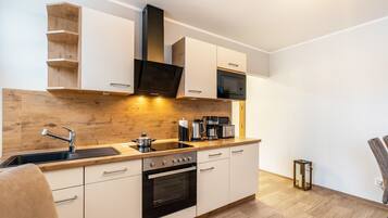 Réfrigérateur, four à micro-ondes, un four, surface de cuisson