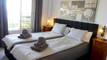 2 chambres, fer et planche à repasser, Wi-Fi, draps fournis