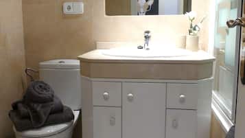 Bruser, hårtørrer, håndklæder