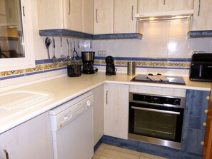 Fridge, microwave, oven, stovetop - Apartment 'Tesoro Del Mar' with Sea View, Wi-Fi, and Air Conditioning (Torrox Costa)