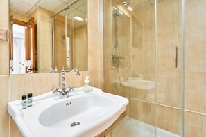 Douche, sèche-cheveux, serviettes fournies