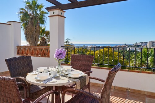 Apartment '32' with Sea View, Shared Pool and Wi-Fi