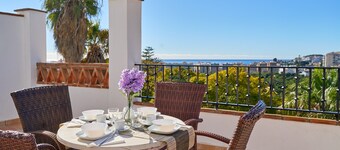 Apartment '32' with Sea View, Shared Pool and Wi-Fi