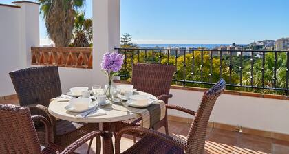 Apartment '32' with Sea View, Shared Pool and Wi-Fi