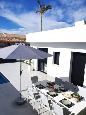 Outdoor dining - Modern New-Build Home with Private Pool and Rooftop Terrace (Roldán)