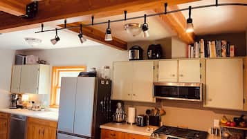 Mikrobølgeovn, ovn, kokeplater og oppvaskmaskin