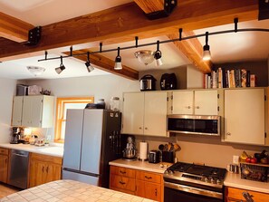 Mikrobølgeovn, ovn, kokeplater og oppvaskmaskin