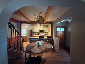 Mikrobølgeovn, ovn, kokeplater og oppvaskmaskin