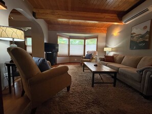 TV - Cozy 2+ bedroom house in beautiful Springfield (Springfield)