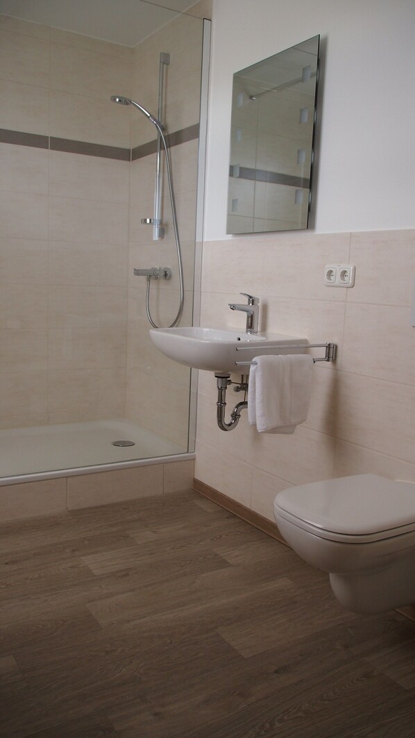 Shower, towels - Standard Double Room – Pension Clara Klipphausen (Klipphausen)