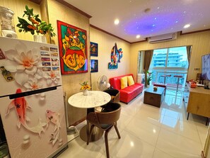Apartamento, 1 quarto, acessível, para fumantes | Sala de estar | Livros