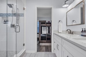 Shower, towels - 🏖️Beach Access🌴Community Pool🐬3 Story Townhome🐠El Mar Unit D (Indian Shores)