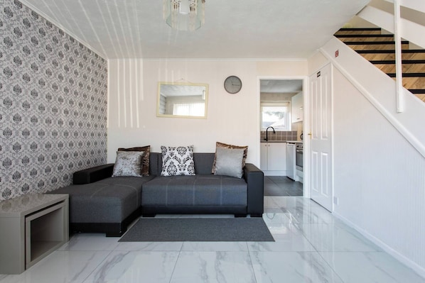 Living room - 2 Bedroom Holiday Home Eith 3 Beds & Sofa Bed Near Manchester City Stadium (Manchester)