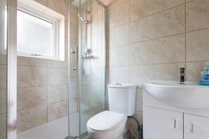 House, 2 Bedrooms, Balcony | Bathroom - 2 Bedroom Holiday Home Eith 3 Beds & Sofa Bed Near Manchester City Stadium (Manchester)