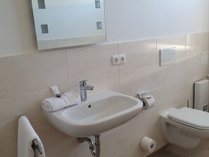 Shower, towels - Comfort Double Room – Pension Clara Klipphausen (Klipphausen)