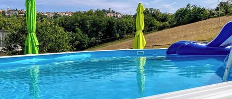 Una piscina al aire libre de temporada