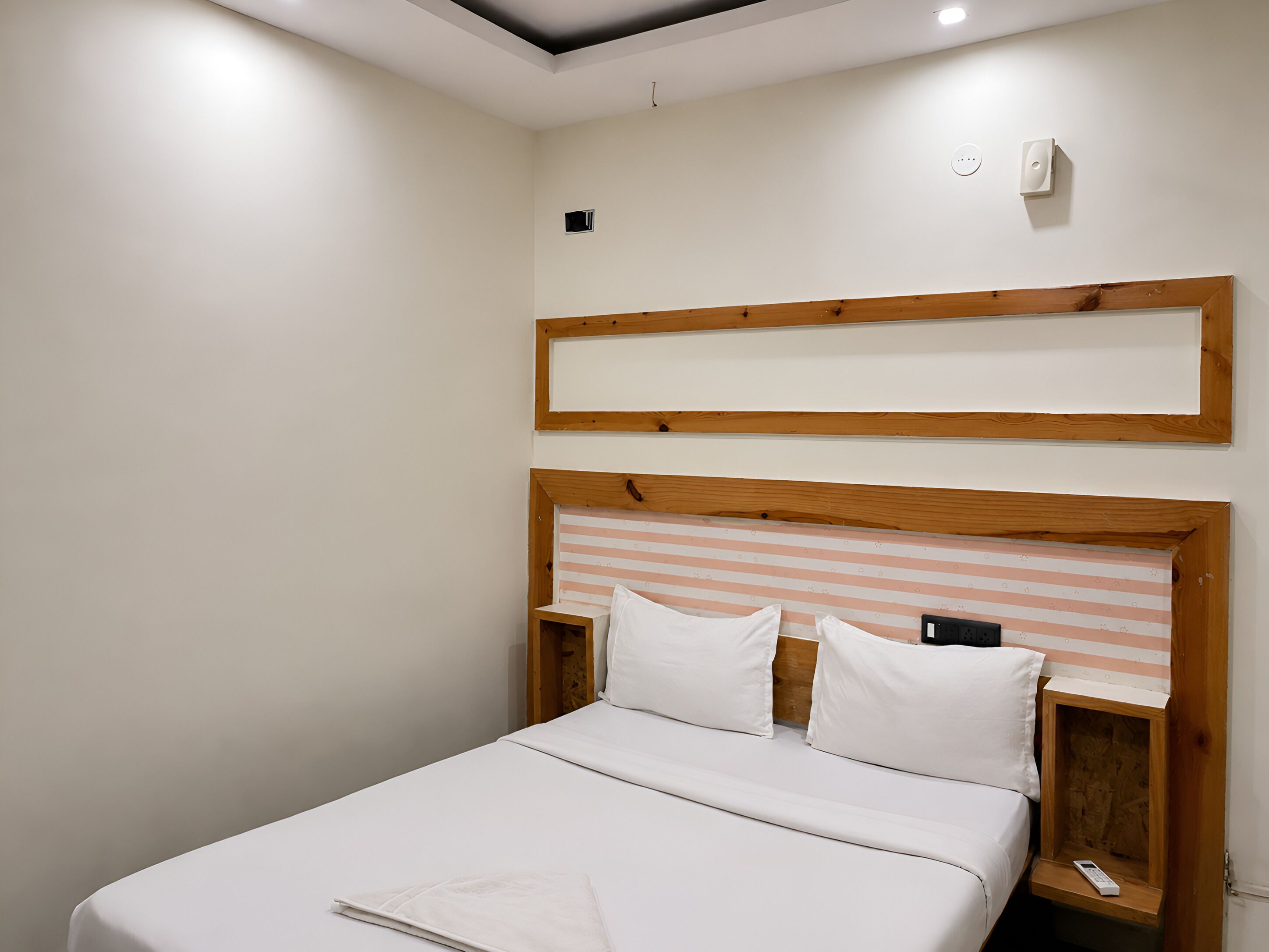 Standard Double Room, Air conditioning | Desk, WiFi (free)