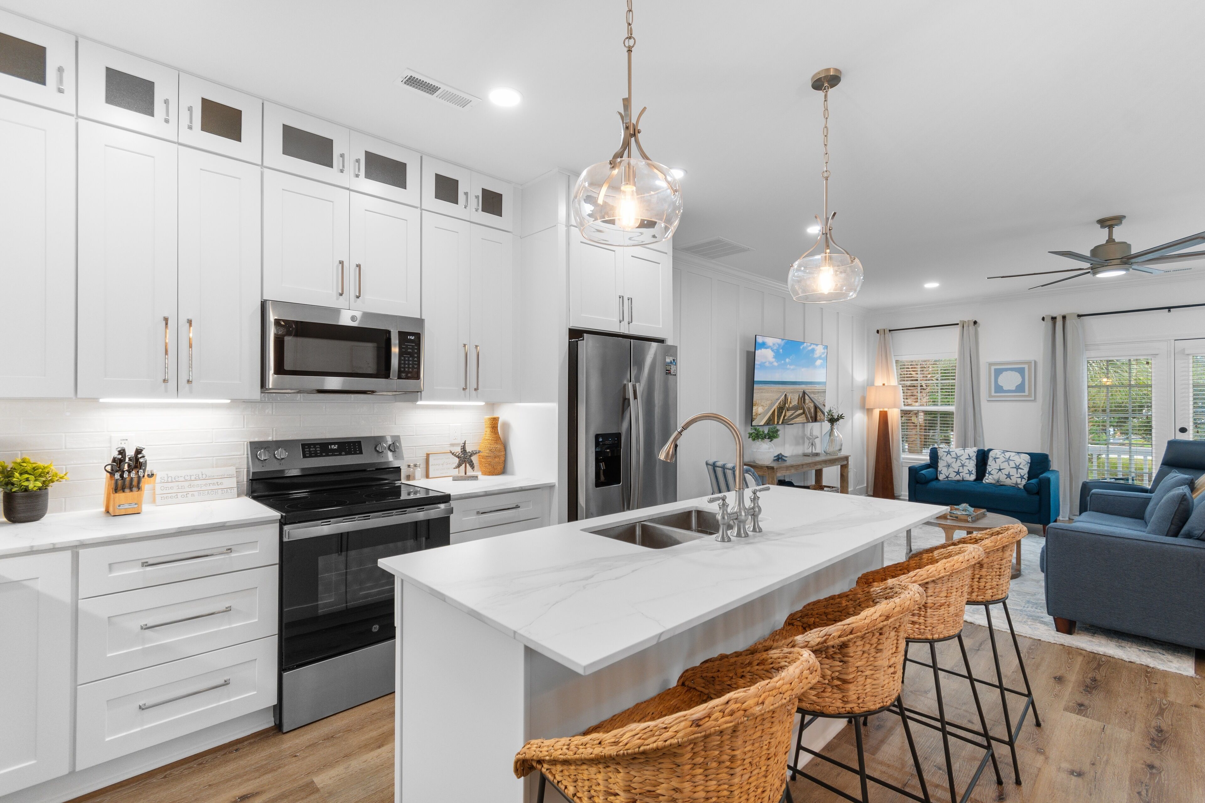 Cafetière/bouilloire, batterie de cuisine, vaisselle et ustensiles