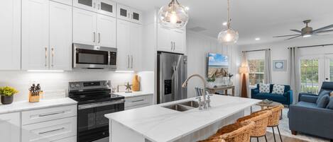 Cafetière/bouilloire, batterie de cuisine, vaisselle et ustensiles