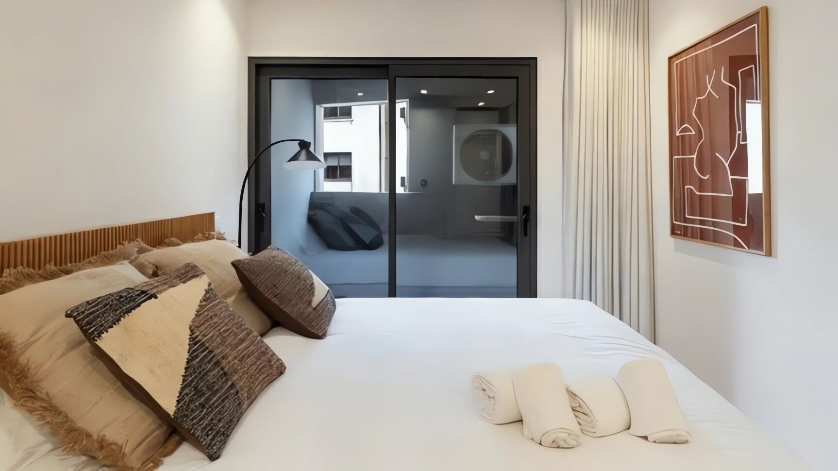 Tabla de planchar con plancha, internet y ropa de cama 