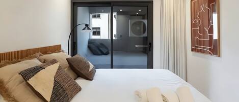 Tabla de planchar con plancha, internet y ropa de cama