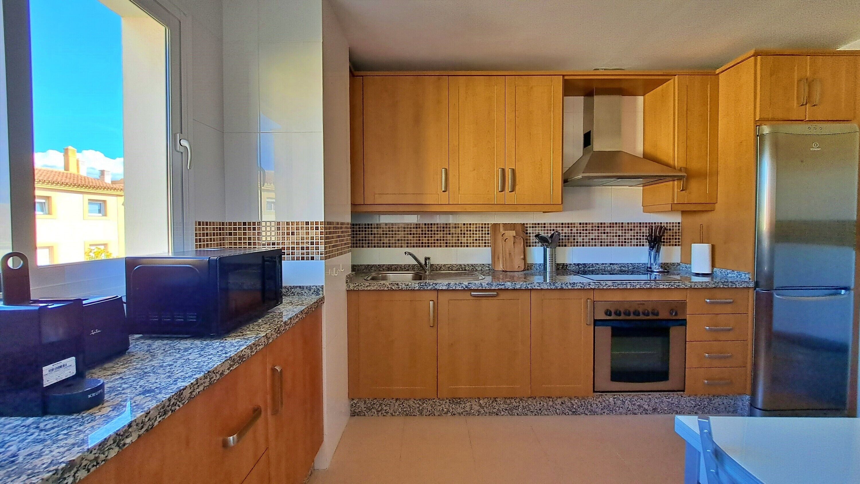 Frigorífico, microondas, horno y placa de cocina