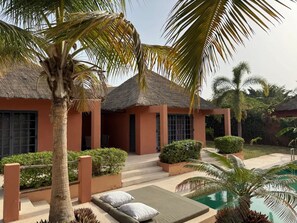 Deluxe-huvila, tupakointi sallittu, näköala uima-altaalle | Terassi/patio