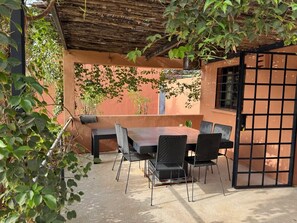 Deluxe-huvila, tupakointi sallittu, näköala uima-altaalle | Terassi/patio