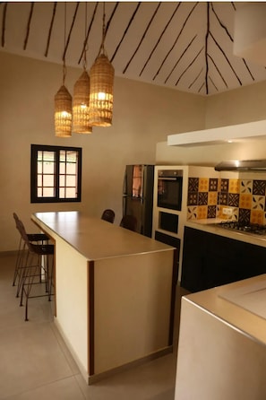 Villa – design, terrasse, bassengutsikt | Eget kjøkken