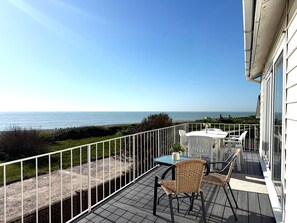Outdoor dining - New Hoo - Selsey - sleeps 11 guests  in 4 bedrooms (Selsey)