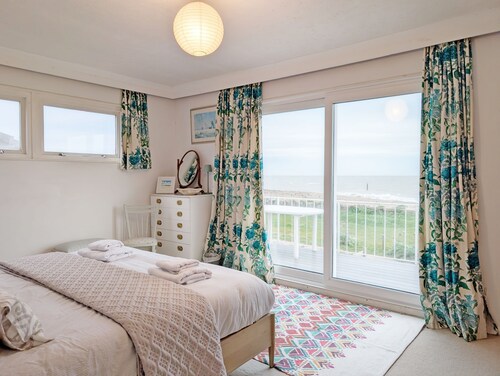 New Hoo - Selsey - sleeps 11 guests  in 4 bedrooms