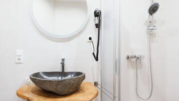 Dusche, Haartrockner, Handtücher, Seife