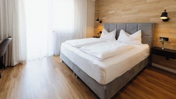 Safe pÄ rommet, skrivebord og skrivebord for bÊrbar PC